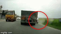 Video: Cố vượt container thì ngã ra đường, người đàn ông đi xe máy chết thảm