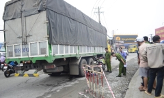 Tai nạn giao thông, con trai gào khóc bên thi thể mẹ