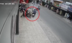 Clip: Người phụ nữ bất ngờ bị cướp giật túi xách ngay trên phố