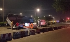 3 cuộn tôn nặng hàng chục tấn đè trúng ô tô, 2 vợ chồng tài xế thoát chết hy hữu
