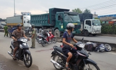 Bị tấm bạt che xe ben quật trúng, nam thanh niên lái xe máy tử vong