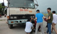 Phơi lúa trên quốc lộ 1A, người phụ nữ bị xe tải tông tử vong