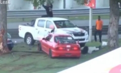 Video: Ôtô xé đôi, người phụ nữ bị hất văng khỏi xe sau tai nạn kinh hoàng