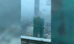 Video: Cần cẩu gãy đôi, rơi từ tòa nhà 22 tầng xuống đất khi siêu bão Mangkhut đổ bộ