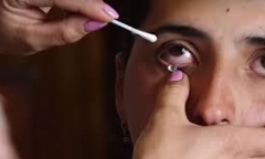 Sửng sốt trước cô gái trẻ khóc ra tinh thể pha lê