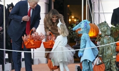 Tổng thống Donald Trump phát kẹo cho hàng loạt 