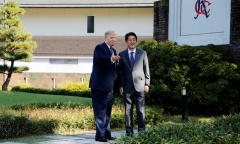 Tổng thống Trump chơi golf cùng Thủ tướng Shinzo Abe mở đầu chuyến thăm Nhật Bản