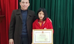 Nữ sinh trả lại 30 triệu đồng được tặng bằng khen