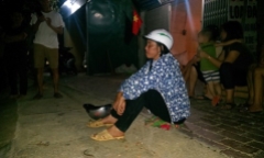 Người vợ trẻ khóc ngất bên chân cầu Thia hy vọng phép màu đến với chồng