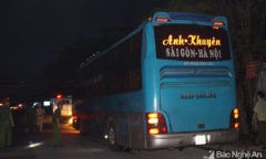 Tài xế dừng xe cố thủ suốt 4 tiếng, QL1A ách tắc nhiều giờ