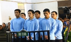 Chở bạn gái 12 tuổi đi chơi rồi cùng 5 thanh niên thay nhau hãm hiếp