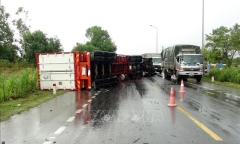 Tin tức tai nạn giao thông mới nhất hôm nay 17/8/2019: Lật xe container trên quốc lộ 1A đoạn qua Quảng Bình