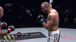 Video: Võ sĩ Philippines tung cú đấm đầy uy lực vào mặt khiến đối thủ nằm bẹp