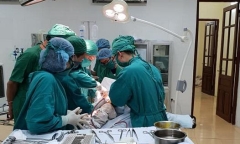Bệnh lý cực kỳ hiếm gặp: Lần đầu tiên thay khớp háng 2 bên cùng lúc cho cụ ông 92 tuổi