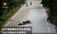 Video: Bị tông xe, ngã sõng soài, cô gái vẫn hồn thiên xem điện thoại không rời