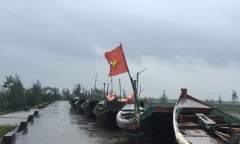 Nhiều tỉnh hoãn họp, cấm biển, kêu gọi tàu thuyền vào bờ trước giờ bão Sơn Tinh đổ bộ
