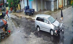 Clip: Xe máy lao vào ô tô giữa giao lộ, thanh niên bị hất văng, tử vong