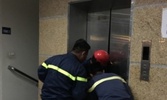 Cảnh sát giải cứu 10 người kẹt thang máy trong toà nhà thư viện ở Thanh Hóa