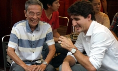 Thủ tướng Canada thưởng thức cà phê vỉa hè Sài Gòn