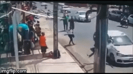 Video: Hai phụ nữ kết hợp tung chiêu bắt cướp trên phố như phim hành động