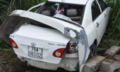 Tin tức tai nạn giao thông mới nhất hôm nay 4/9/2019: Ô tô 4 chỗ bị tàu SE9 tông văng xuống ruộng