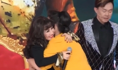 Video: Cả sân khấu vỡ òa với giây phút gặp lại danh ca Thanh Lan sau 25 năm