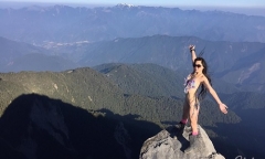 Nổi tiếng vì chuyên mặc bikini leo núi, người phụ nữ chết vì quá lạnh trên độ cao 1.700m