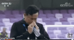 HLV Thái Lan làm hành động lạ để “cầu may” nhưng không qua mắt được nhân viên sân cỏ