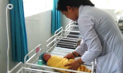 Bé gái sơ sinh nặng 3,8kg bị mẹ bỏ rơi trong bệnh viện