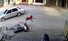 Clip: Ô tô sang đường đột ngột, hất tung người đi xe máy vào vỉa hè