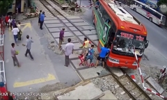 Vụ xe khách lao vào gác chắn tàu: Xử phạt tài xế 12 triệu đồng
