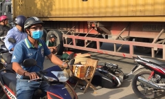 Tai nạn giao thông ở Bình Dương, vợ ôm thi thể chồng khóc ngất tại hiện trường