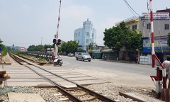 Nguyên nhân vụ xe giường nằm lao vào gác chắn: Tài xế cúi xuống nghe điện thoại