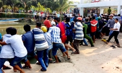 Hơn 100 người giải cứu nạn nhân bị kẹt giữa nắp cống