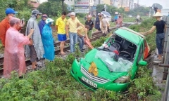 Tàu hỏa va chạm taxi, tài xế nguy kịch