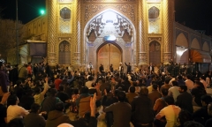 Người dân Iran tập trung hò hét, phản đối việc đóng cửa đền phòng chống dịch Covid-19