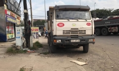 Tin tức tai nạn giao thông mới nhất hôm nay 8/11/2019: Xe ben cán người đi xe máy nguy kịch
