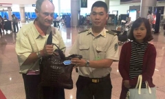 Trả lại hơn 17.000 USD cho khách bỏ quên ở Tân Sơn Nhất