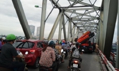 Giải cứu người phụ nữ đòi nhảy cầu Chương Dương do giận chồng