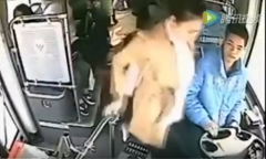 Cô gái ngang nhiên đạp phanh xe buýt vì bực tài xế khiến hành khách ngã sấp mặt