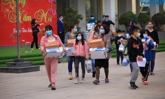 Kết thúc cách ly, 42 học sinh trường Xuân Phương vui mừng về nhà ngày mùng 3 Tết