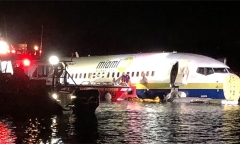 Boeing 737 chở 142 người trượt khỏi đường băng, lao xuống sông tại Mỹ