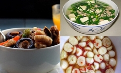 Thịt gà om nấm, canh đậu hũ non nấu hẹ ngọt thanh cho bữa cơm trưa