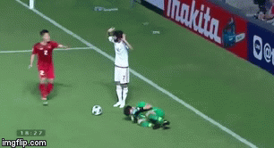 Video: Thành Chung, Đình Trọng phản ứng cực gắt để bảo vệ Bùi Tiến Dũng