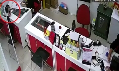 Clip: Người phụ nữ trộm iPhone 