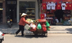 Nhọc nhằn những phận người phơi mình mưu sinh dưới cái nắng như đổ lửa
