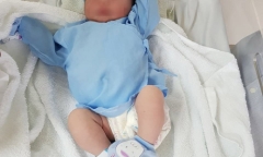 Tá hỏa phát hiện trẻ sơ sinh còn nguyên dây rốn bị bỏ rơi trước cửa nhà dân