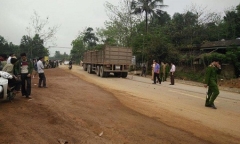 Xe biển Lào tông xe máy, thai phụ cùng con gái tử vong, chồng nguy kịch