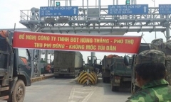 20 ô tô đỗ dàn hàng ngang phản đối trạm thu phí BOT Tam Nông