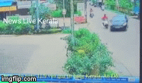 Video: Ô tô bất ngờ tạt đầu xe máy khiến hai người văng thẳng vào trạm xăng